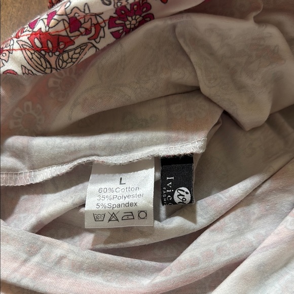 Chic Red Patterned Blouse - Picture 4 of 4